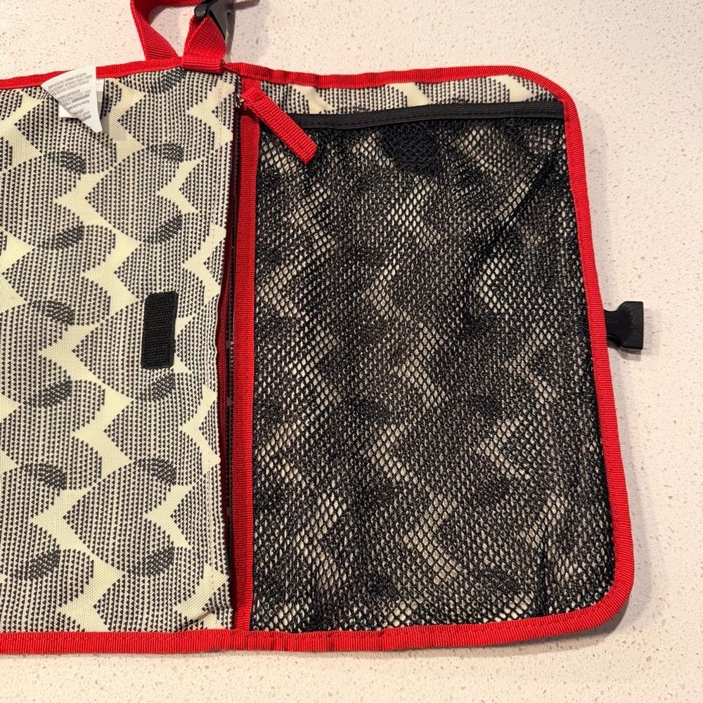 Skip Hop Pronto Portable Changing Station Clutch Gray Chevron Red Baby OS - Picture 4 of 8